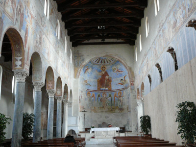 L'interno della basilica di Sant'Angelo in Formis